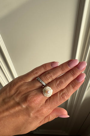 GOLD AND PEARL EFFECT FLOWER RING