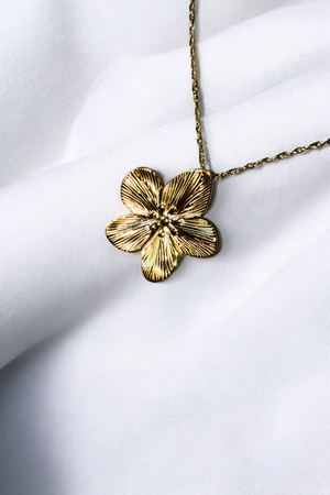 GOLD FLOWER NECKLACE