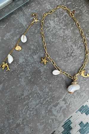 GOLD LINK NECKLACE WITH WHITE SHELLS AND GOLD STARFISH