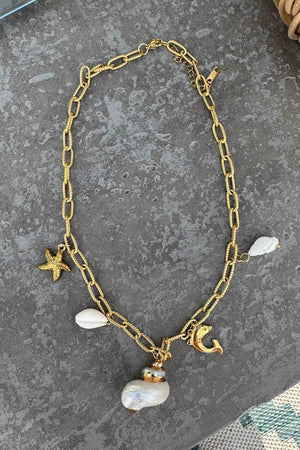 GOLD LINK NECKLACE WITH WHITE SHELLS AND GOLD STARFISH
